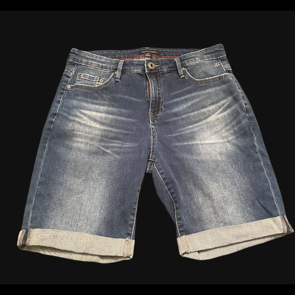 Tommy Hilfiger Jean Shorts with nice Stretch size 6 in like new condition